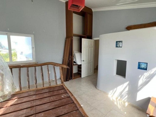 Yukarı Girne Çevre Yolunda Satılık  Triplex manzaralı villa!