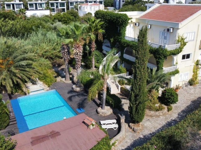 PRIVATE VILLA ZUM VERKAUF IN ALSANCAK IN EINER GROßARTIGEN LAGE! ** 