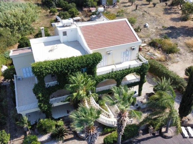 PRIVATE VILLA ZUM VERKAUF IN ALSANCAK IN EINER GROßARTIGEN LAGE! ** 