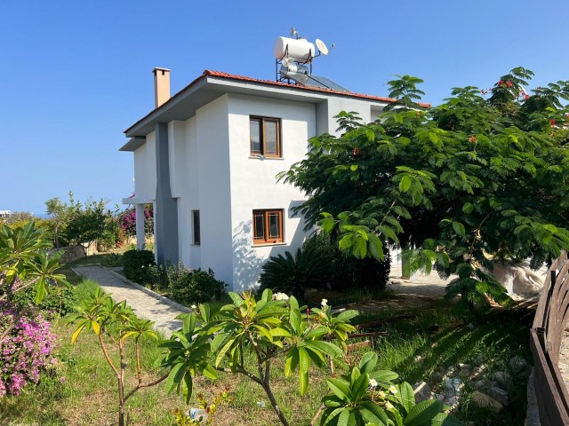 VILLA MIT BERG- UND MEERBLICK IN ÇATALKÖY ZU VERKAUFEN!