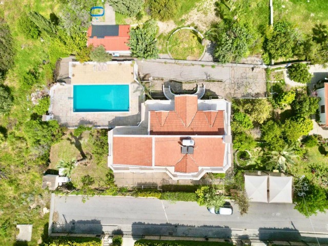 4+2 VILLA MIT GROSSEM GARTEN AN DER UMGEHUNGSSTRASSE VON GIRNE!