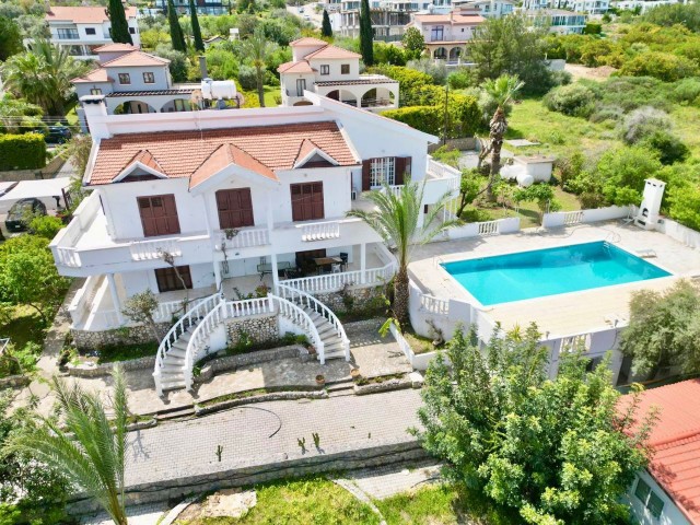 4+2 VILLA MIT GROSSEM GARTEN AN DER UMGEHUNGSSTRASSE VON GIRNE!