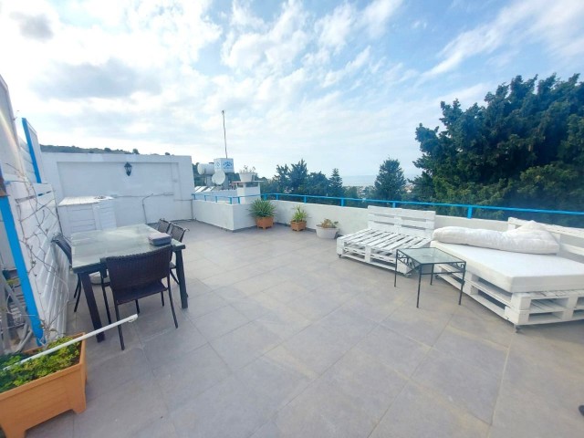 2+1 Luxury Apartment for Sale in Edremit with Roof Terrace and Great Views in a Well-Kept Complex with Pool. . 