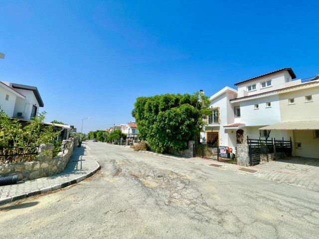 TÜRKISCHE KOÇANLI-Doppelvilla zum Verkauf in einem freistehenden Garten an der Dikmen-Straße zum Bosporus in Girne.