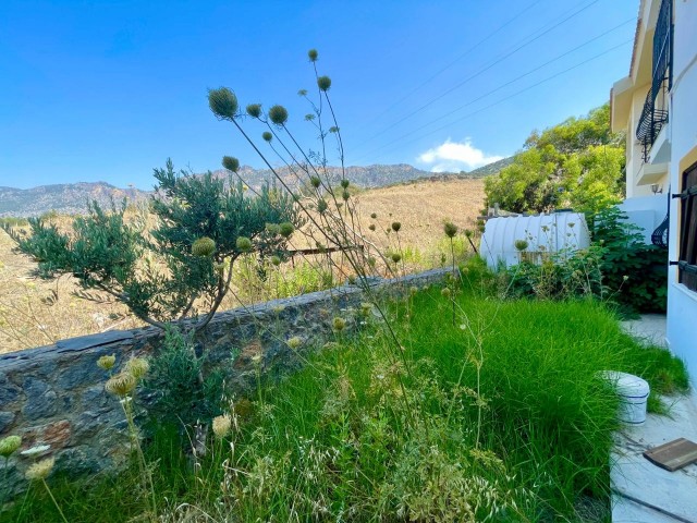 TÜRKISCHE KOÇANLI-Doppelvilla zum Verkauf in einem freistehenden Garten an der Dikmen-Straße zum Bosporus in Girne.