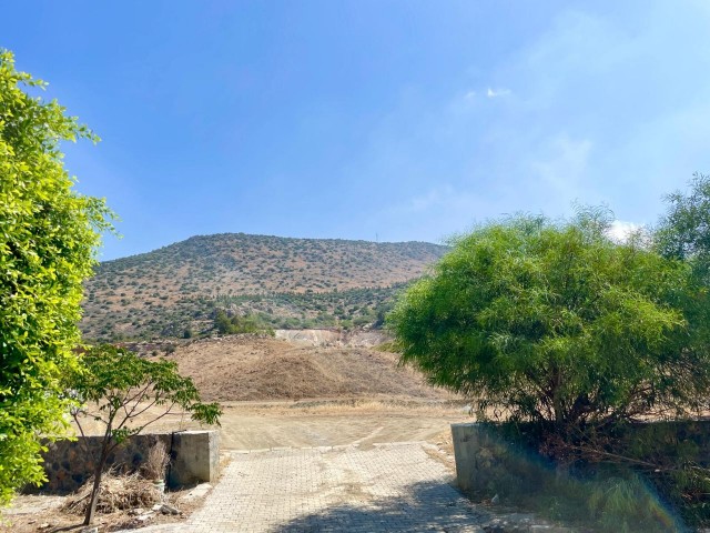 TÜRKISCHE KOÇANLI-Doppelvilla zum Verkauf in einem freistehenden Garten an der Dikmen-Straße zum Bosporus in Girne.