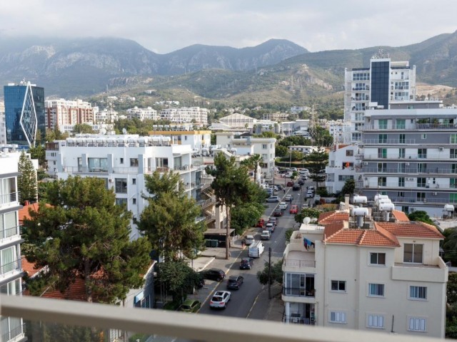🍀 SUPER-LUXUS-PENTHOUSE ZU VERKAUFEN in toller Lage im Zentrum von Kyrenia, umgeben von Balkonen auf allen vier Seiten.