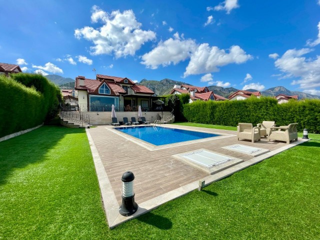 Freistehende Villa mit privatem Pool zum VERKAUF in wunderschöner Lage in der Region Kyrenia Çatalköy, umgeben von Natur.