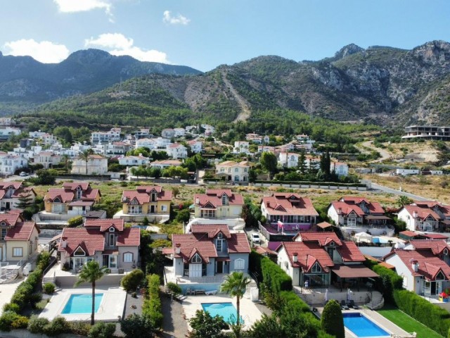 Freistehende Villa mit privatem Pool zum VERKAUF in wunderschöner Lage in der Region Kyrenia Çatalköy, umgeben von Natur.