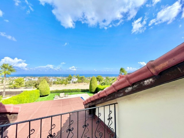 Freistehende Villa mit privatem Pool zum VERKAUF in wunderschöner Lage in der Region Kyrenia Çatalköy, umgeben von Natur.