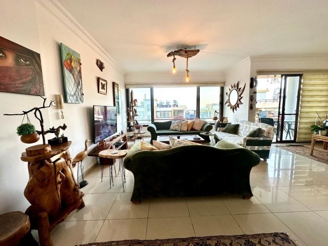 🍀135 متر مربع آپارتمان لوکس 3+1 بزرگ برای فروش در یک مکان مناسب در لاپتا با منظره دریا عالی..