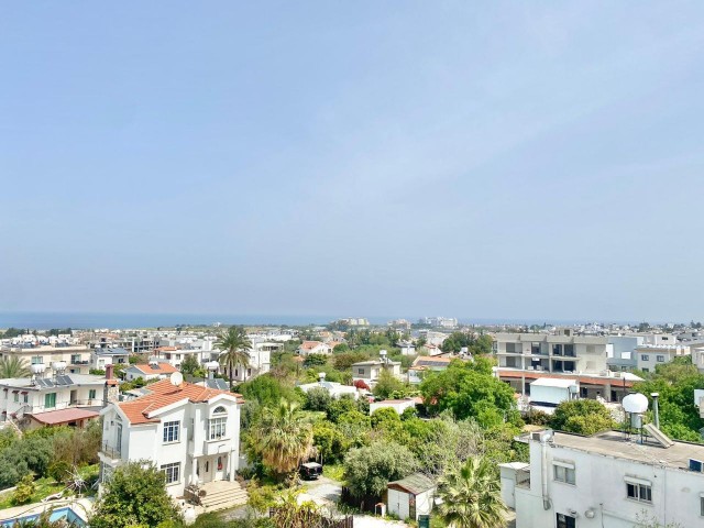 3+1-WOHNUNG ZUM VERKAUF IN ALSANCAK, ZYPERN, MIT EINEM ATEMBERAUBENDEN BERGBLICK UND MEERBLICK, WEIT ENTFERNUNG VON NECAT BRITISH UND MERIT HOTELS. Alles, was Sie brauchen, ist zu Fuß erreichbar