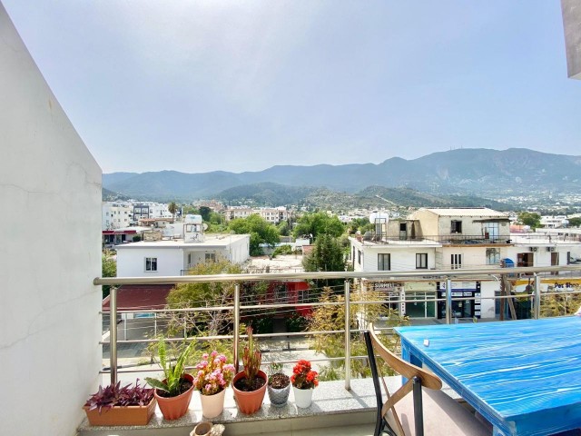 3+1-WOHNUNG ZUM VERKAUF IN ALSANCAK, ZYPERN, MIT EINEM ATEMBERAUBENDEN BERGBLICK UND MEERBLICK, WEIT ENTFERNUNG VON NECAT BRITISH UND MERIT HOTELS. Alles, was Sie brauchen, ist zu Fuß erreichbar