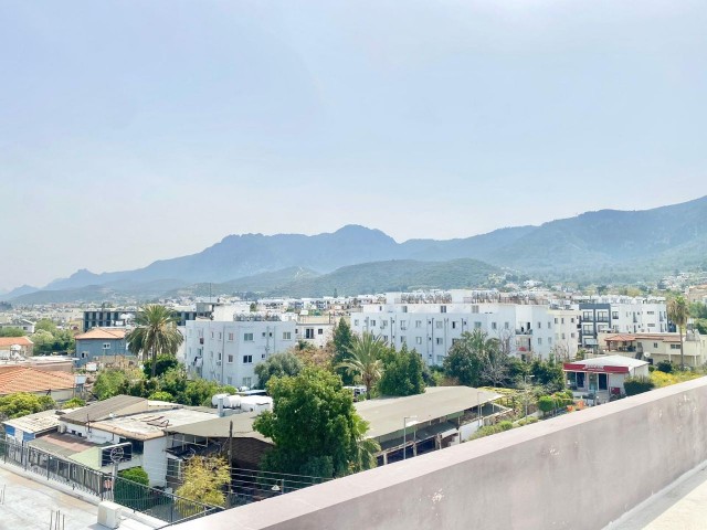 3+1-WOHNUNG ZUM VERKAUF IN ALSANCAK, ZYPERN, MIT EINEM ATEMBERAUBENDEN BERGBLICK UND MEERBLICK, WEIT ENTFERNUNG VON NECAT BRITISH UND MERIT HOTELS. Alles, was Sie brauchen, ist zu Fuß erreichbar