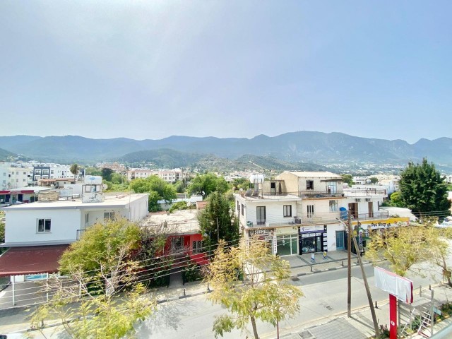 3+1-WOHNUNG ZUM VERKAUF IN ALSANCAK, ZYPERN, MIT EINEM ATEMBERAUBENDEN BERGBLICK UND MEERBLICK, WEIT ENTFERNUNG VON NECAT BRITISH UND MERIT HOTELS. Alles, was Sie brauchen, ist zu Fuß erreichbar