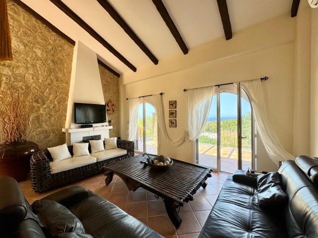 Kuzey Kıbrıs Girne Zeytinlikte Satılık 4+2 Villa   Zeytinlik bölgesinde yer alan villa panoramik man