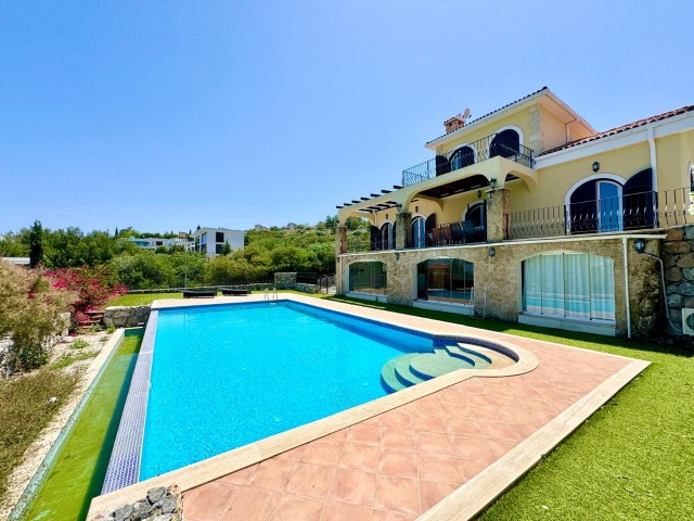 Kuzey Kıbrıs Girne Zeytinlikte Satılık 4+2 Villa   Zeytinlik bölgesinde yer alan villa panoramik manzaralara sahiptir