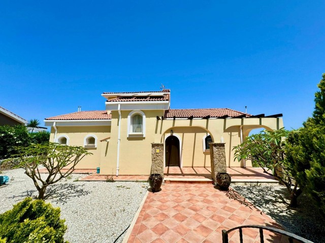 4+2 Villa zum Verkauf in Zeytinlik, Kyrenia, Nordzypern. Die Villa liegt in der Gegend von Zeytinlik und bietet einen Panoramablick.