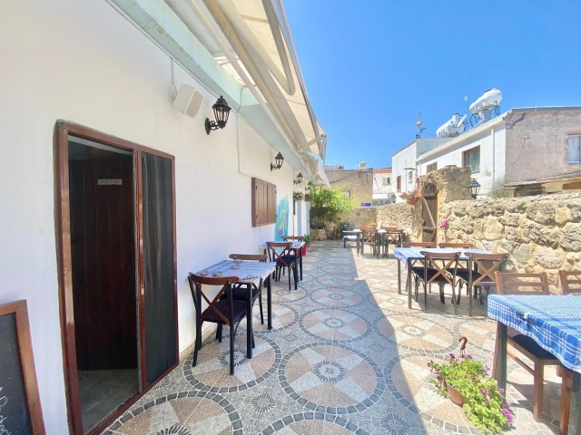 Ein Arbeitsplatz zum Verkauf mit allen Genehmigungen, den Sie als Restaurant, Café und Bar im antiken Hafen im Zentrum von Kyrenia nutzen können.