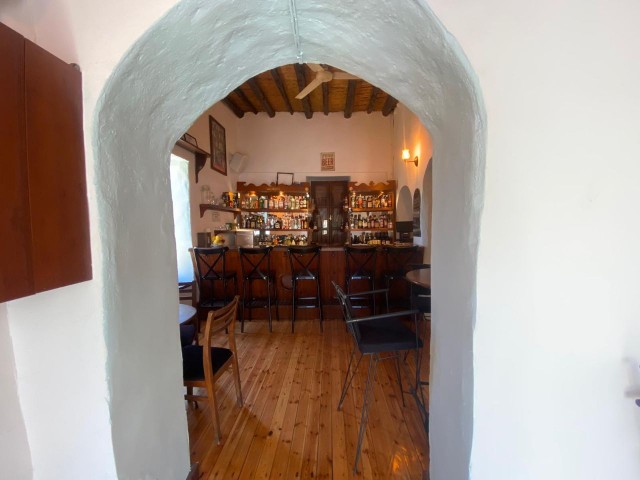 Ein Arbeitsplatz zum Verkauf mit allen Genehmigungen, den Sie als Restaurant, Café und Bar im antiken Hafen im Zentrum von Kyrenia nutzen können.