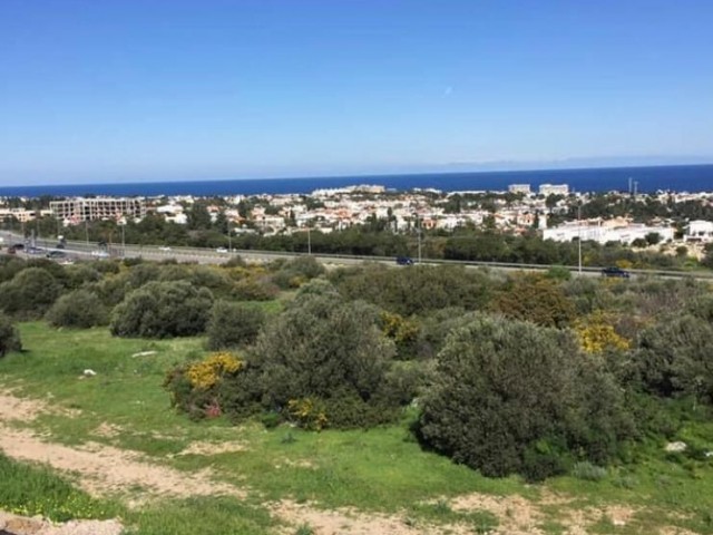 Großes Grundstück Zum Verkauf Mit Blick Auf Die Stadt Kyrenia ** 