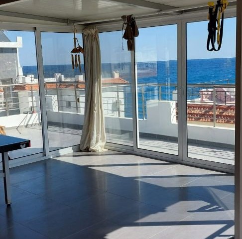 3 + 1 Penthouse zum Verkauf mit 100m2 Terrasse mit vollem Meerblick am Strand in Lapta ** 