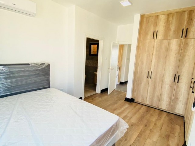 Girne Merkez Denize sıfır marina manzaralı yeni süper lüks evler 3+1 ve 2+1 penthouse seçenekleri.