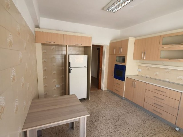 Lefkoşa Yenikent Bölgesinde kiralık 140m2 çok iyi durumda daire