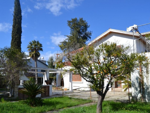 Villa zum Verkauf in Nikosia 4+2 auf zwei Grundstücken