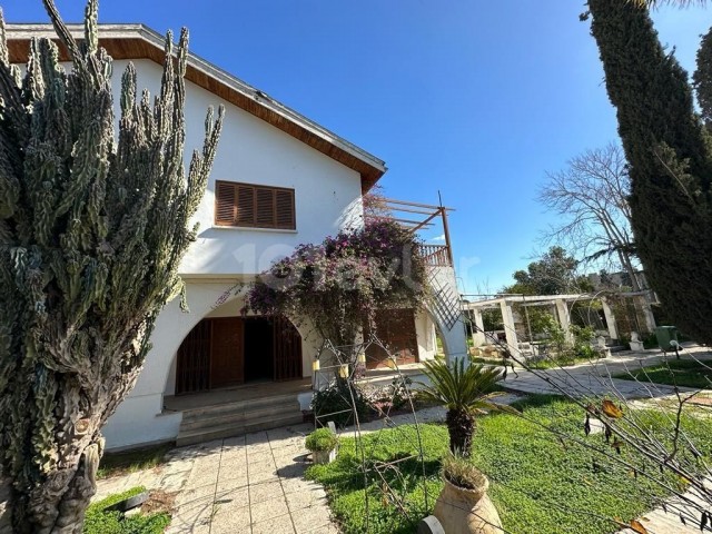 Villa zum Verkauf in Nikosia 4+2 auf zwei Grundstücken