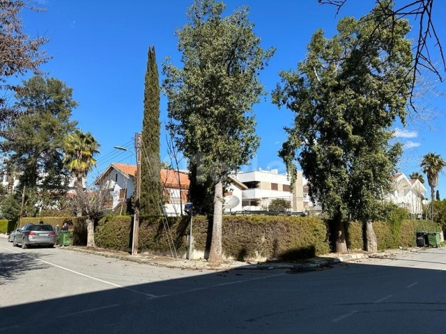 Villa zum Verkauf in Nikosia 4+2 auf zwei Grundstücken