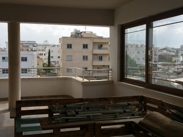 Küçük Kaymaklı'da 1+1 Kiralık Geniş Penthouse