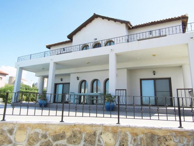 4 yatak odalı deniz manzaralı villa