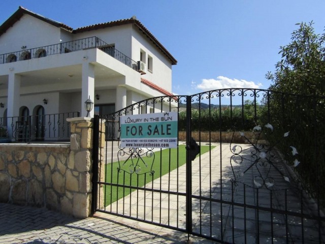 4 yatak odalı deniz manzaralı villa