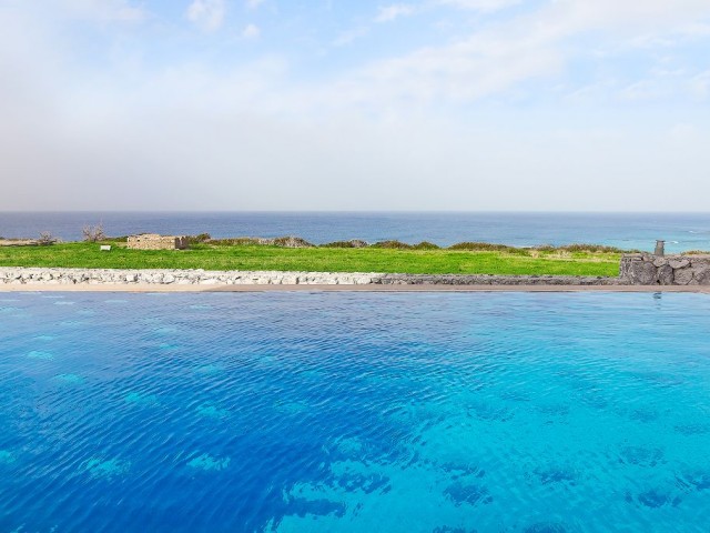 3-Bett-Villa aus Stein mit T-förmigem Pool, nur 150 m vom Meer entfernt ** 