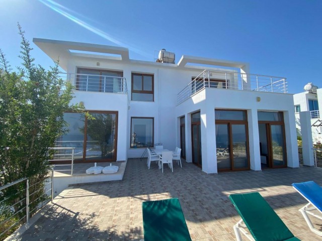 3 Bed Frontline Villa With Exceptional Views 