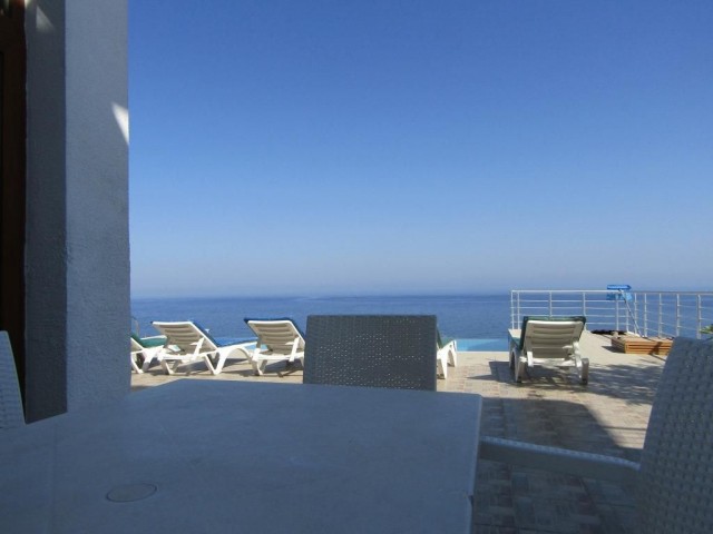 3 Bed Frontline Villa With Exceptional Views 