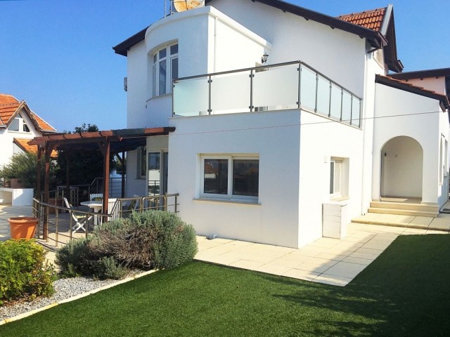 4 Bedroom Villa in Seafront location