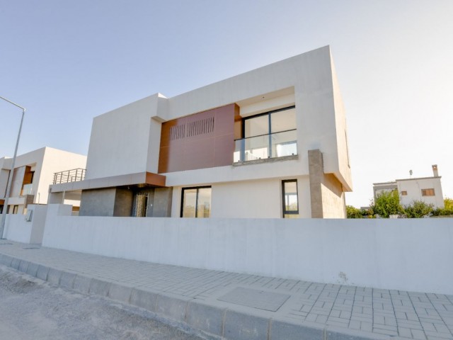 Plaja sadece birkaç metre mesafede modern Tasarımlı 3 Yatak Odalı Villa ** 