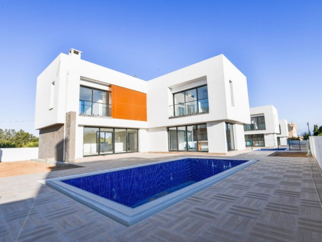 Plaja sadece birkaç metre mesafede modern Tasarımlı 3 Yatak Odalı Villa ** 