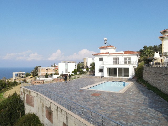 Erstaunliche 4-Schlafzimmer-Villa mit Traum erfüllt Meer & Mountain Views. 