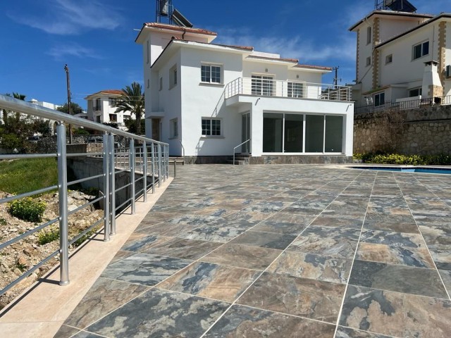 Erstaunliche 4-Schlafzimmer-Villa mit Traum erfüllt Meer & Mountain Views. 