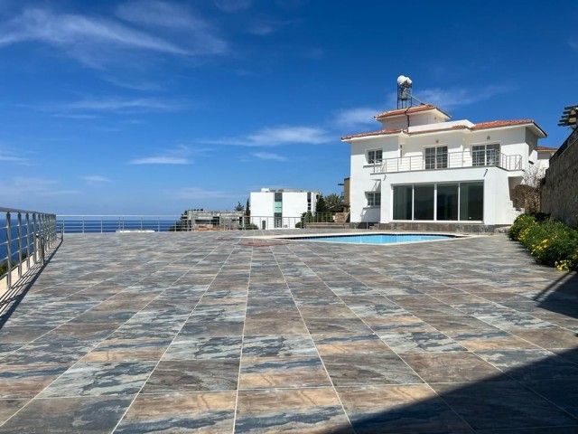 Erstaunliche 4-Schlafzimmer-Villa mit Traum erfüllt Meer & Mountain Views. 