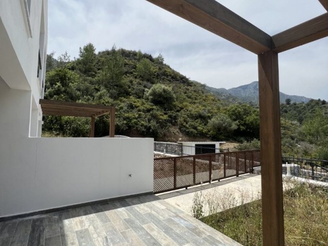 Bellapais'te Türk Tapulu Eşsiz Dağ Yamaçlarında 3 Yatak Odalı Villalar