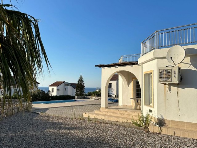 Komplett möblierte, modernisierte Villa mit 4 Schlafzimmern, vollem Meer- und Bergblick und privatem Pool