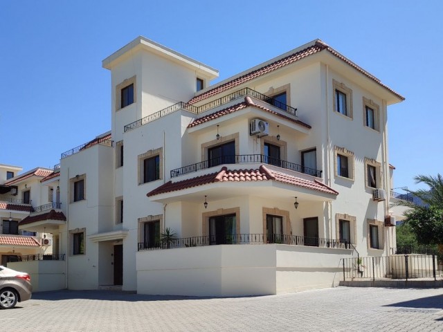 Wunderschönes Penthouse mit 3 Schlafzimmern und Berg- und Meerblick in Küçük Erenköy