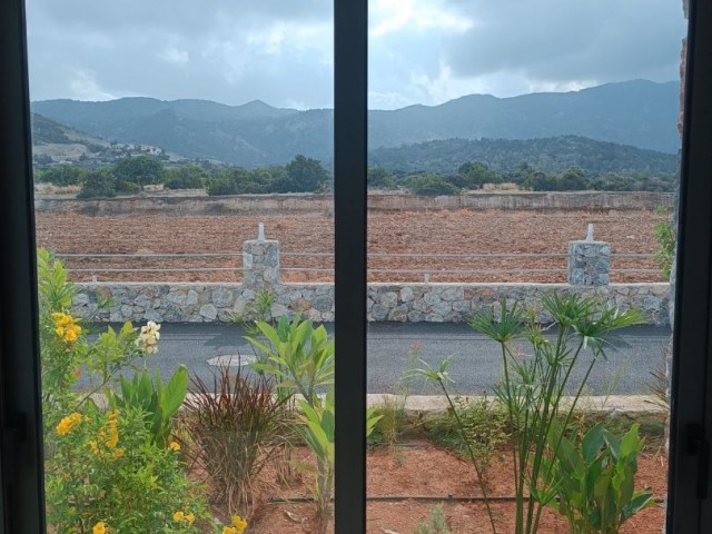 Wunderschönes Gartenapartment mit 2 Schlafzimmern und Panoramablick auf das Beşparmak-Gebirge in Esentepe