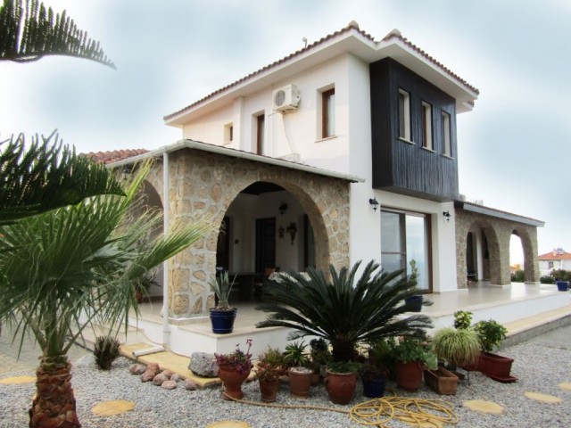 Havuzlu ve Yüksek Deniz Manzaralı Güzel Özel Villa