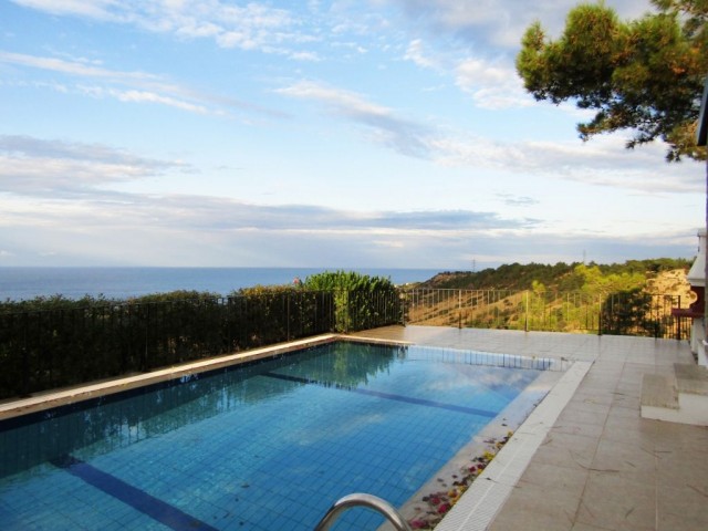 Schöne private Villa mit Pool und hohem Meerblick
