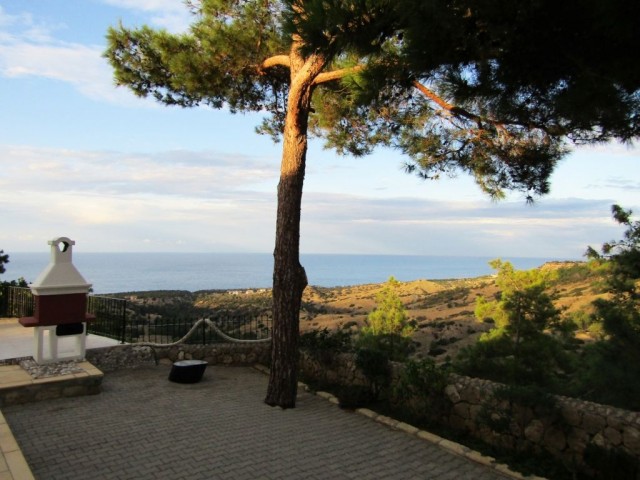 Schöne private Villa mit Pool und hohem Meerblick